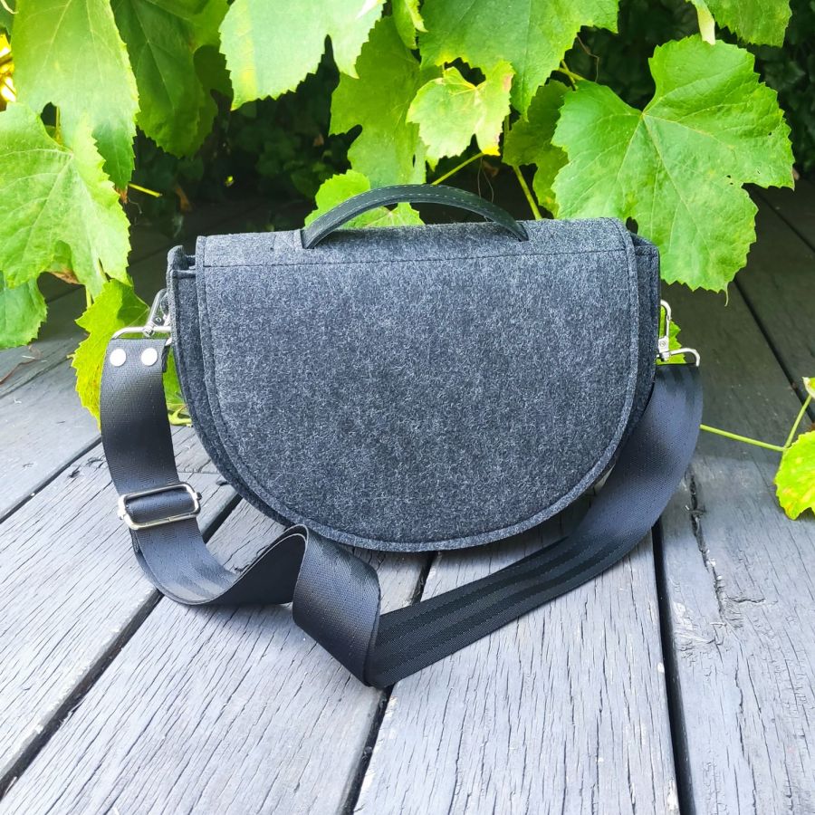 Filcowa półokrągła torebka crossbody - z klapą - grafitowa