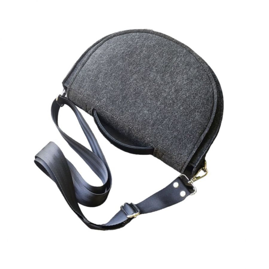 Filcowa półokrągła torebka crossbody - z klapą - grafitowa