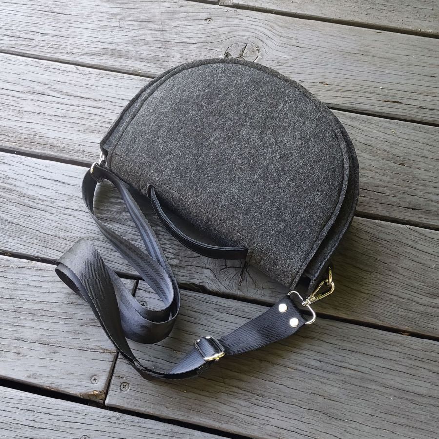 Filcowa półokrągła torebka crossbody - z klapą - grafitowa