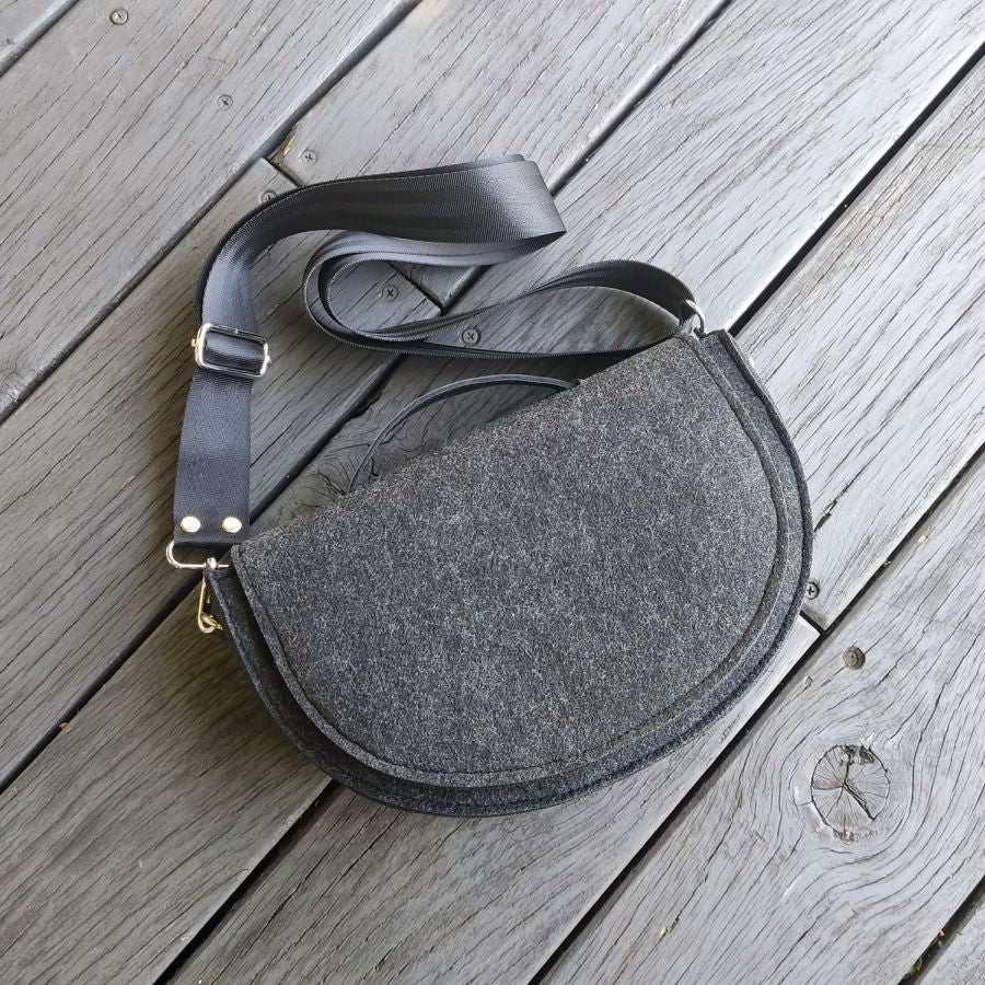 Filcowa półokrągła torebka crossbody - z klapą - grafitowa