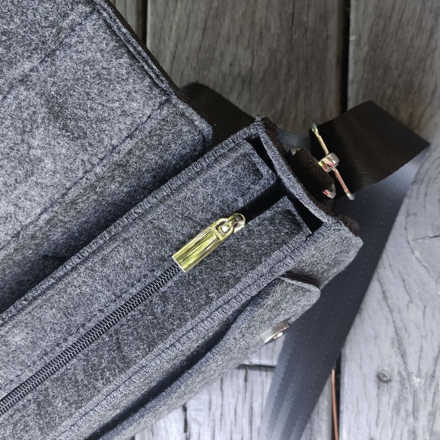Filcowa półokrągła torebka crossbody - z klapą - grafitowa