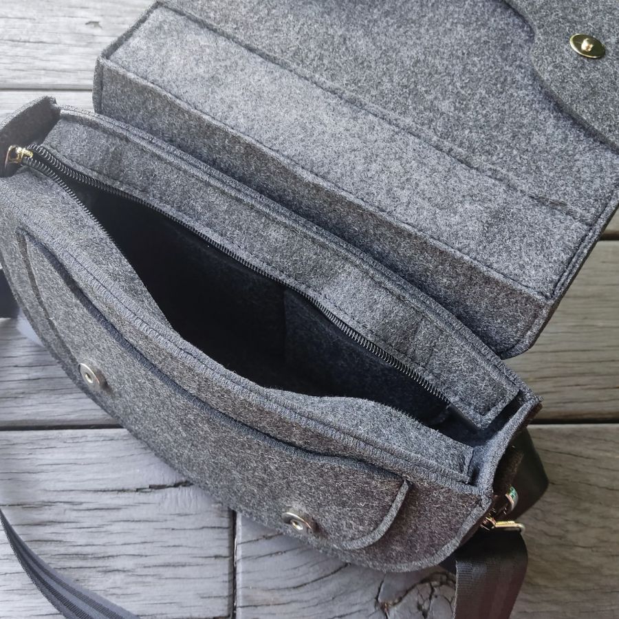 Filcowa półokrągła torebka crossbody - z klapą - grafitowa