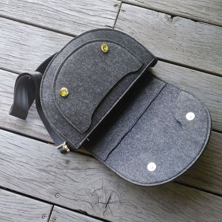 Filcowa półokrągła torebka crossbody - z klapą - grafitowa