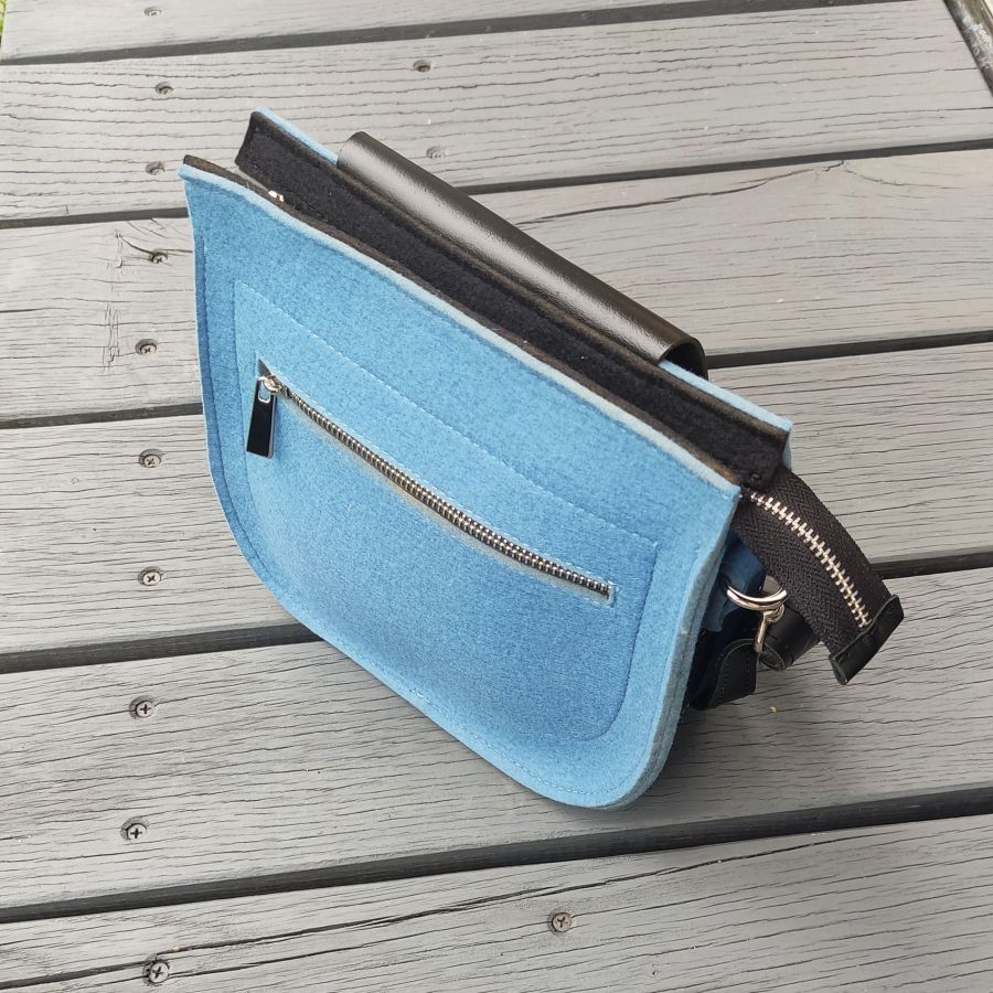 Niebieska Torba Wełniana - Listonoszka - Elegancja w Miniaturze